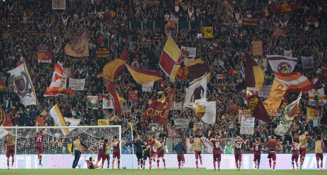 Sventolano le bandiere a fine gara: la Roma ha ottenuto la nona vittoria consecutiva. Ansa